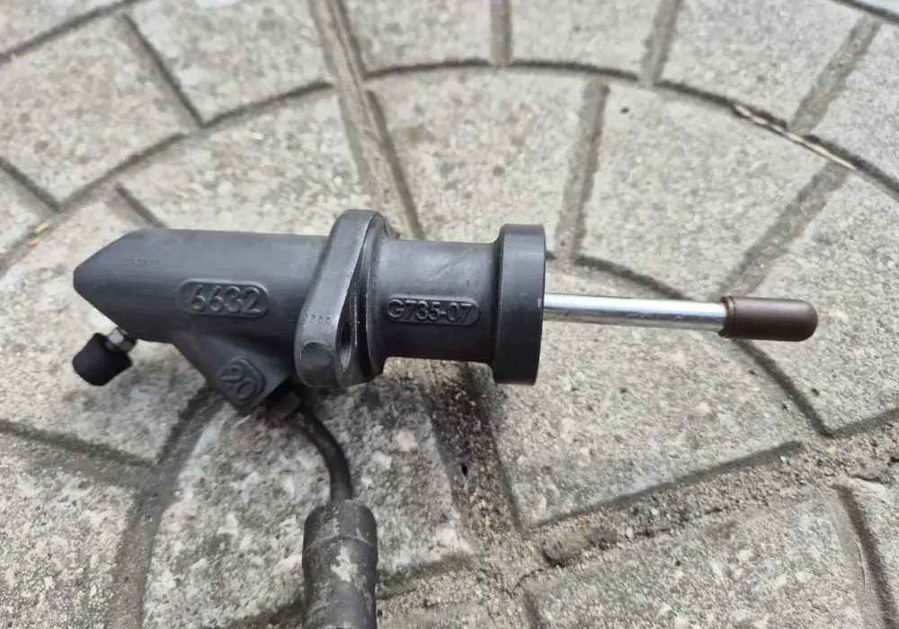 Twój BMW E36 traci sprzęgło? Wysprzęglik: diagnoza i naprawa!