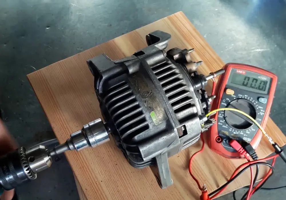 Zbuduj własną elektrownię wiatrową z alternatora w 6 prostych krokach