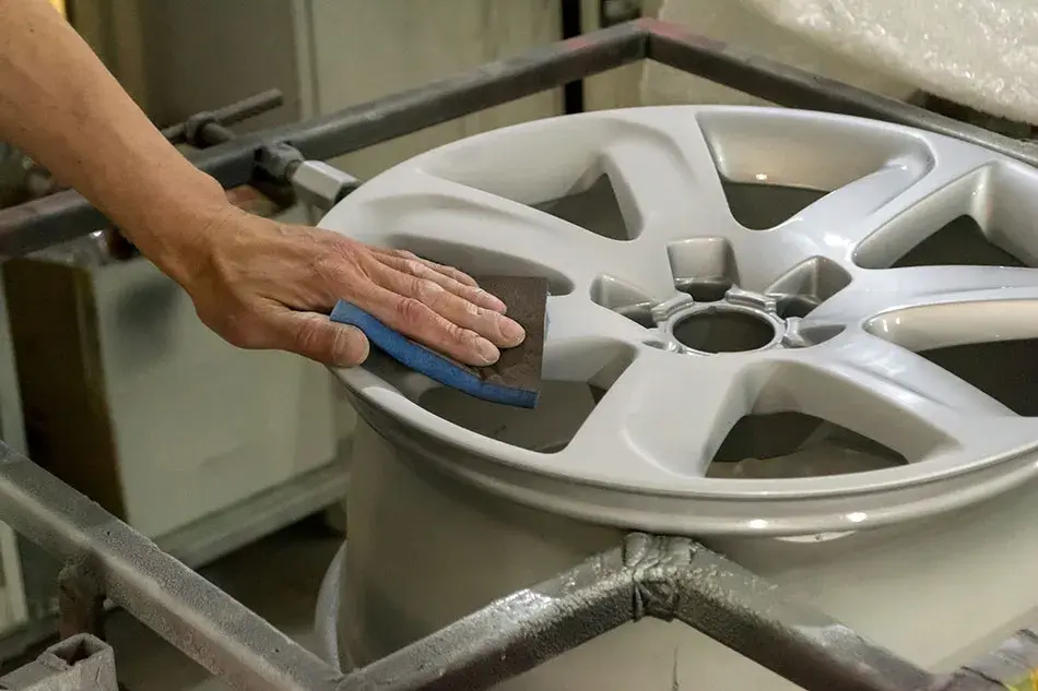 Skuteczny sposób jak zregenerować felgi aluminiowe w domowym garażu