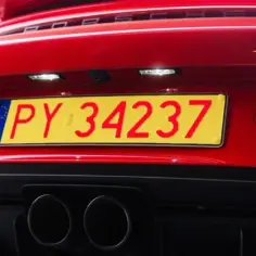 Wymogi prawne dla tablicy rejestracyjnej na motor: zasady i przepisy 2025