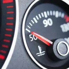 Auto nie nagrzewa się do 90 stopni? Poznaj skutki i rozwiązanie!