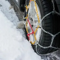  Łańcuchy na opony - jak zamontować bezpiecznie i skutecznie zapobiec poślizgom w czasie zimy?