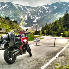 Podróż motocyklem po Rumunii: Pełne zestawienie kosztów 2025