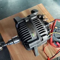 Zbuduj własną elektrownię wiatrową z alternatora w 6 prostych krokach