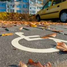 Znak parking dla niepełnosprawnych: Co musisz wiedzieć o oznaczeniach