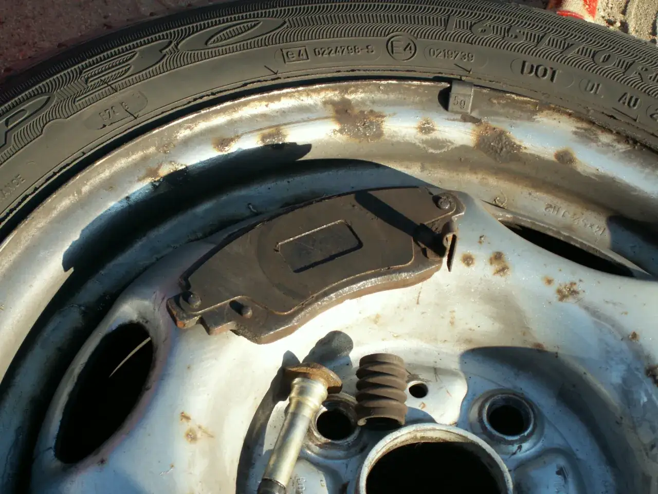 Wymiana zacisku hamulcowego Toyota Corolla E12 DIY