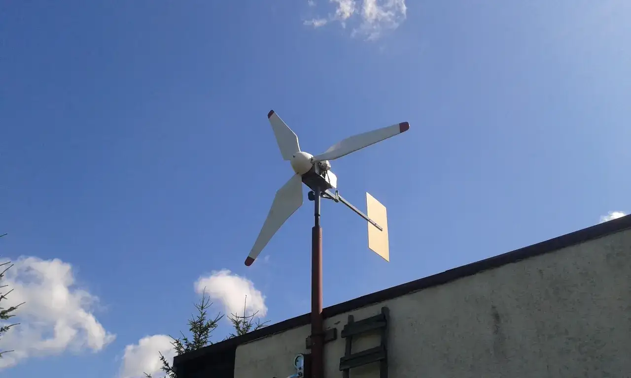 Zdjęcie Zbuduj własną elektrownię wiatrową z alternatora w 6 prostych krokach