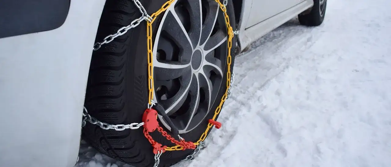 Zdjęcie Łańcuchy na opony - jak zamontować bezpiecznie i skutecznie zapobiec poślizgom w czasie zimy?