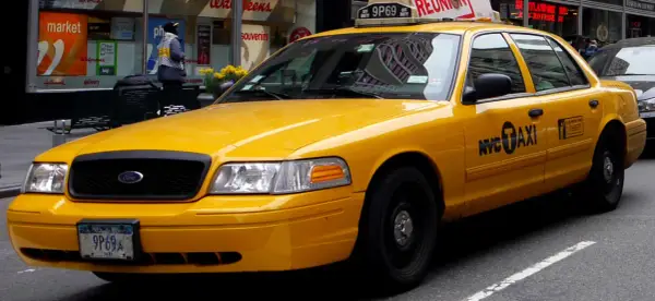 Ford Crown Victoria: Dlaczego zdominował rynek taksówek w USA?