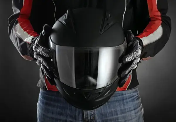 Najlepsze kaski motocyklowe do 1500 zł – jak wybrać bezpieczny i tani model?