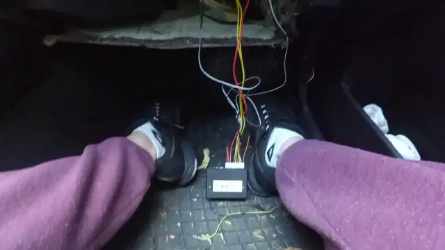 Gdzie jest sterownik centralnego zamka BMW E39? Znajdź go łatwo!